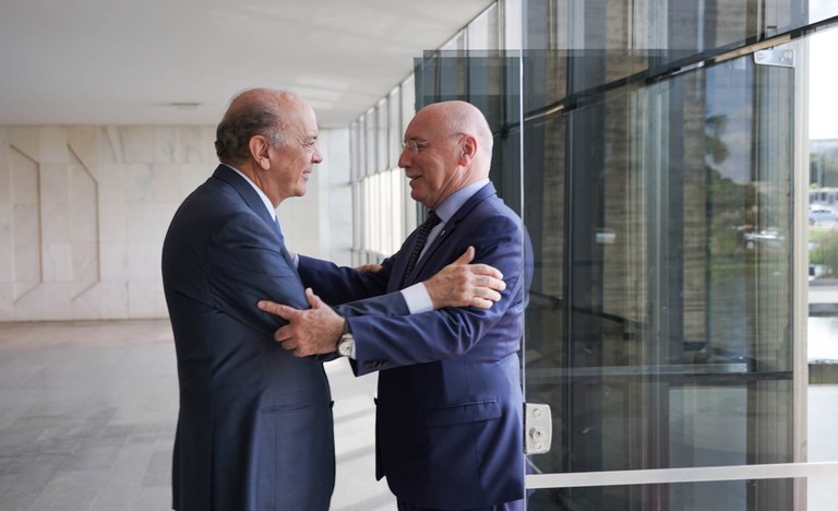 O ministro José Serra recebeu na tarde desta quarta-feira (8) o chanceler Eladio Loizaga, do Paraguai