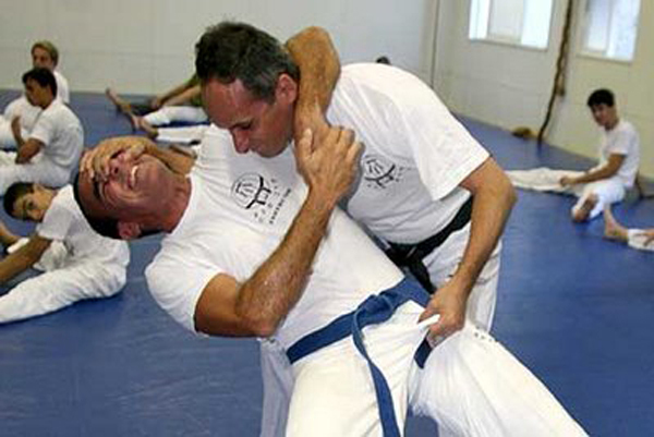 Grão Mestre Kobi irá ministrar exames de graduação aos alunos de Campo Grande e realizará um bate-papo com os praticantes sobre o Krav Maga