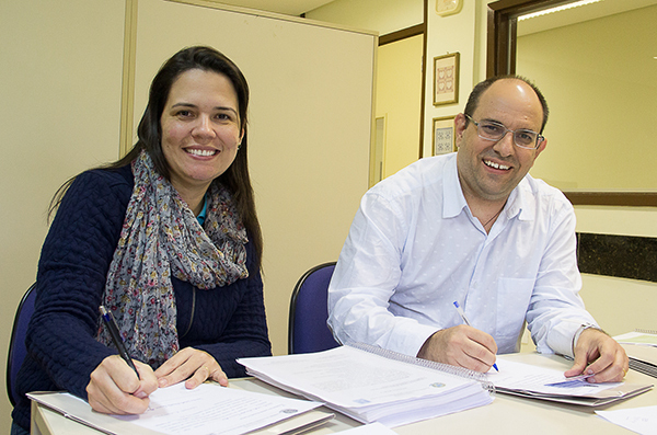 Professora Camila Ítavo e professor Marcelo Turine
