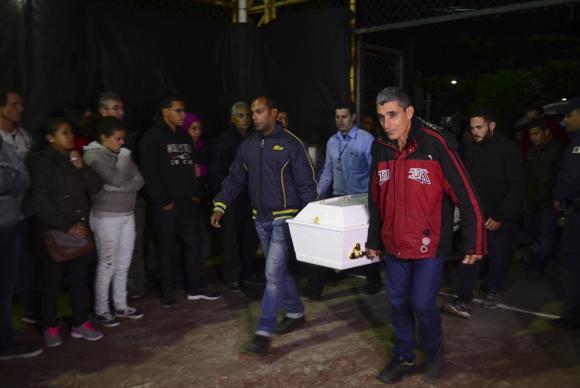Corpo de vítima do acidente na Mogi-Bertioga chega para ser velado em São Sebastião