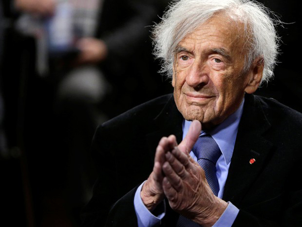 Wiesel e sua família foram enviados para o campo de concentração de Auschwitz em 1944, quando a Hungria foi invadida pela Alemanha