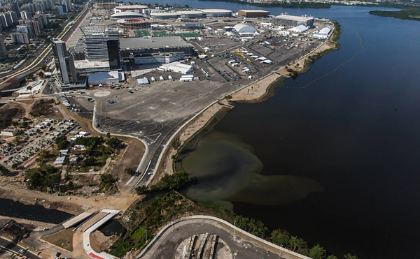 Mancha de poluição é vista na Lagoa de Jacarepagua, que fica ao lado do Parque Olímpico, na Barra da Tijuca