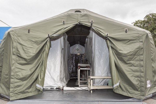 A infraestrutura, no local, inclui uma tenda para descontaminação primária e monitoramento dos pacientes