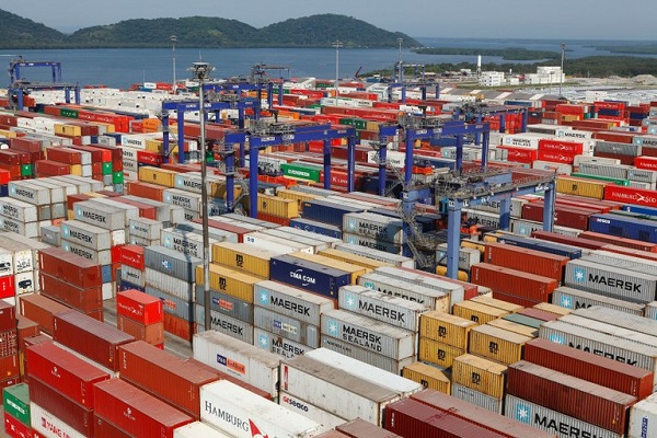 Movimentação de contêineres no Porto de Paranaguá, no Paraná