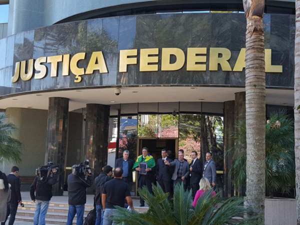 Taxistas na frente do prédio da Justiça Federal, em Curitiba