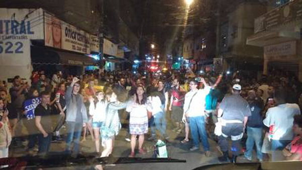 No vídeo manifestantes que denunciam a farra de gastos das olimpíadas acuam os carregadores da Tocha olímpica que fogem com a tocha apagada dentro de ônibus, enquanto a PM ataca os mesmos com Tiros de borracha e bombas