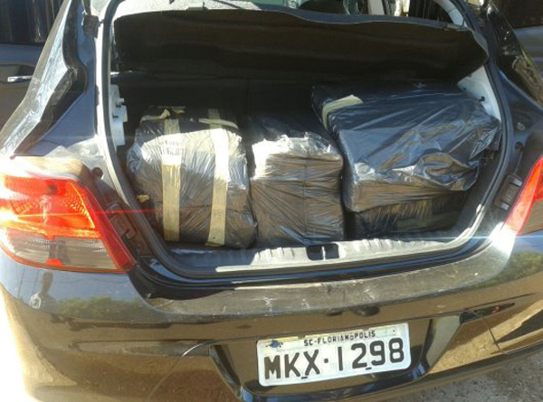 O condutor disse que pegou o veículo em Ponta Porã, o levaria até o estado de Minas Gerais e receberia a quantia de R$ 8 mil pelo transporte
