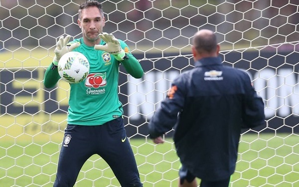 Com isso, o goleiro já embarca para São Paulo e não deve continuar com o restante da seleção brasileira