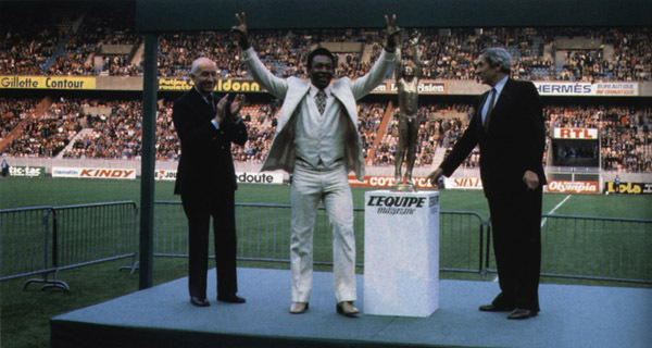 Edson Arantes do Nascimento foi eleito o maior jogador de futebol do mundo. Numa eleição que envolveu jornais do mundo inteiro, o Rei do futebol brasileiro conquistou o título de Campeão do Século