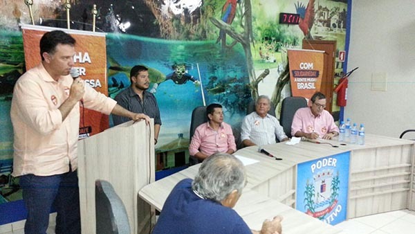 Guilherme Monteiro discursa ao lado do presidente do Solidariedade Ildemar Mota e do dirigente estadual Bosco Martins
