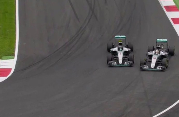 Ambos se tocaram, inglês venceu e Rosberg se arrastou até terminar em 4º