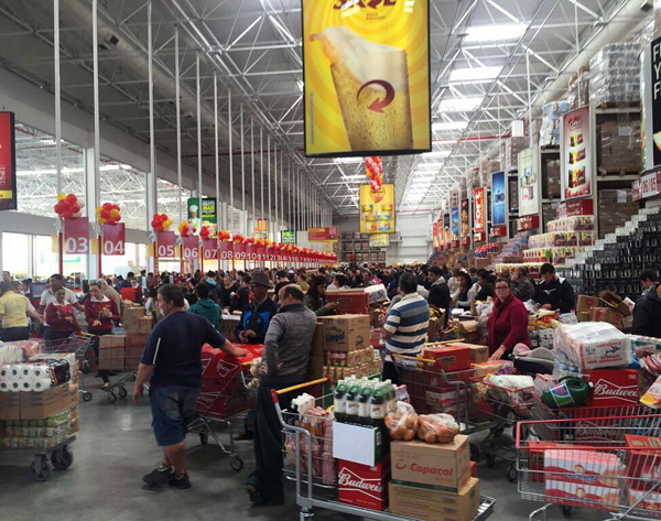 Além das famílias de classe média e de baixa renda, com a crise no país, em 2015 quase metade das famílias de alta renda fizeram compras ao menos uma vez em atacarejos, de acordo com pesquisa da consultoria Kantar Worldpanel