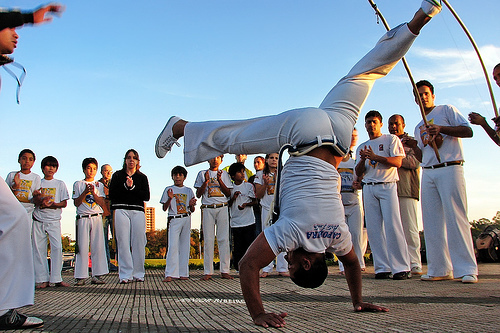 A capoeira é uma expressão cultural desenvolvida no Brasil