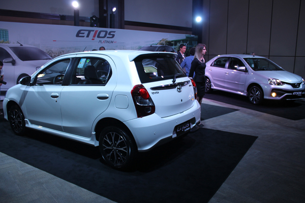 A versão Platinum carrega os mesmos equipamentos da configuração XLS, que inclui direção e trio elétrico, ar-condicionado, computador de bordo, alarme e ganchos Isofix para fixação de cadeirinhas infantis