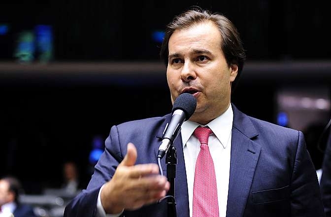 Desta vez vai ter que ser papel e solo de sapato, avisa Maia