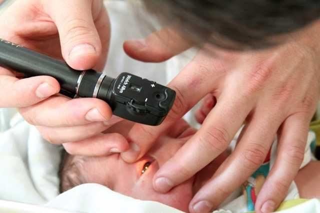Os prematuros que nascem com peso abaixo de 2 kg devem obrigatoriamente realizar um exame de fundo de olho com oftalmologista pediátrico ainda no berçário