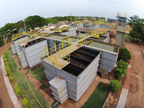 Nas ETAs, a água passa pelos processos de coagulação, floculação, decantação, filtração, desinfecção, fluoretação e correção do pH. Depois de tratada, a água é conduzida para os reservatórios para ser distribuída posteriormente