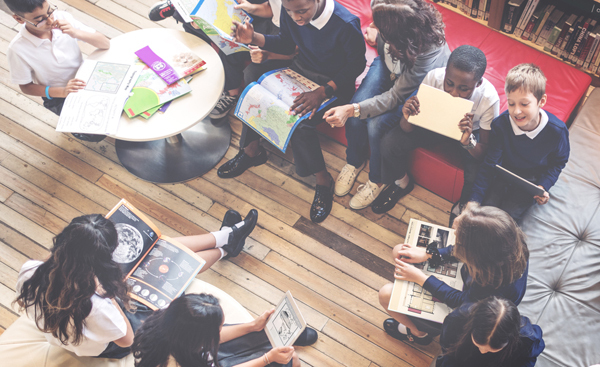 Na escola, que atende apenas crianças com idade entre um ano e meio e sete ano, o projeto Bilingual Program Pearson insere o inglês como novo idioma ainda na educação infantil, a partir dos três anos