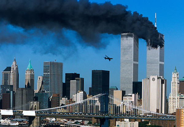 Na manhã de 11 de setembro de 2001, dois aviões se chocaram contra as Torres Gêmeas do World Trade Center (WTC), em Nova York. Em seguida, uma terceira aeronave de passageiros foi derrubada sobre o Pentágono, nos arredores de Washington