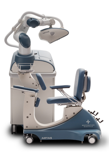 Sob o controle do médico, o ARTAS utiliza seu braço robótico e imagem digital sofisticada para coletar as unidades foliculares de melhor qualidade