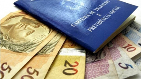 Entre janeiro e agosto, as médias e grandes empresas fecharam 620 mil postos de trabalho e as micro e pequenas empresas, 51 mil