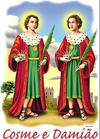 São Cosme e Damião também são considerados protetores dos gêmeos e das crianças. Por isso, as pessoas criaram o costume de distribuir os doces para homenagear os santos ou cumprir promessas feitas a eles