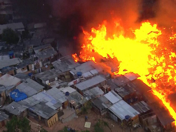O fogo teria surgido por volta das 17h20 (horário local) e, às 18h, se espalhava rapidamente pela região