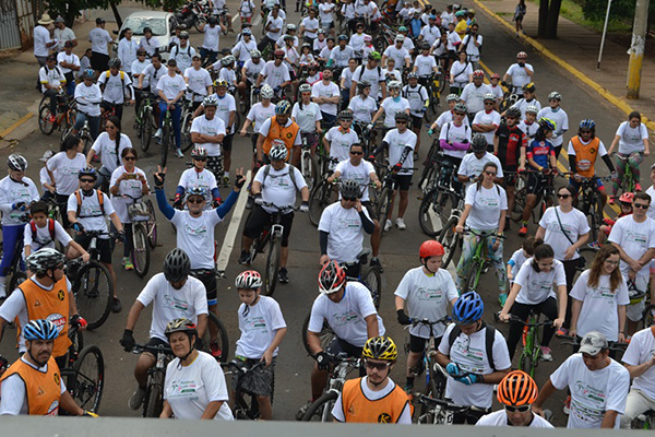 Estimativa é que mais de 250 ciclistas participaram do passeio