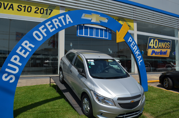 O Chevrolet Onix manteve a liderança entre os automóveis no Brasil e em agosto foram 12.422 unidades vendidas. A Perkal Chevrolet fará nessa comemoração de quatro décadas a edição limitada com a série Onix Perkal 40 anos, com vidro, trava e alarme gratu