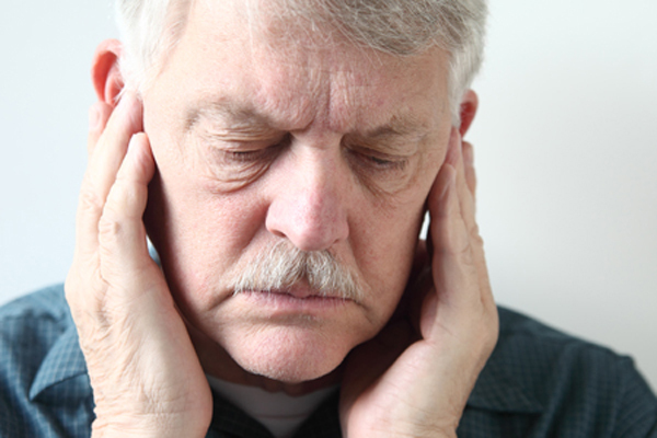 Quando há perda de audição, também é comum o idoso passar por situações constrangedoras; isso pode inibi-lo, a ponto de ele preferir evitar o convívio social