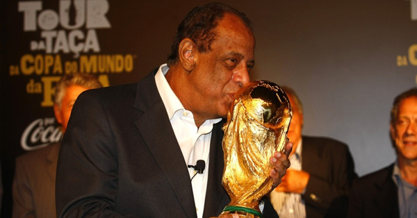 Morreu no Rio de Janeiro, vítima de enfarte fulminante, Carlos Alberto Torres, atualmente comentarista do SporTV