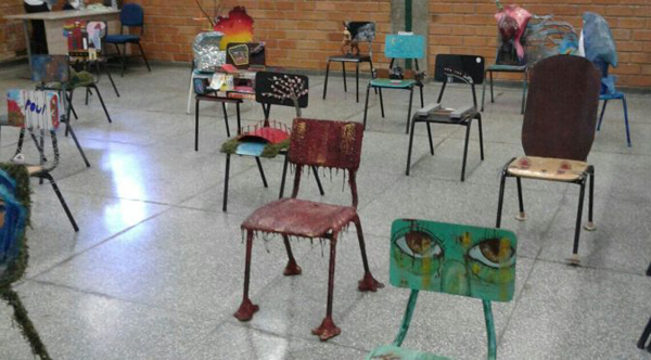 Estudantes transformam cadeiras de madeira (descartadas pelas escolas públicas) em objetos artísticos