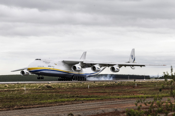 O gigante dos ares deve permanecer em Guarulhos durante toda a madrugada, quando receberá um transformador de 155 toneladas que será transportado até Santiago, no Chile