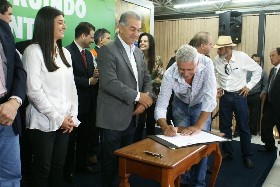 Mário Valério assina documento que prevê construção de ponte de concreto em Caarapó, observado pelo governador Reinaldo Azambuja e autoridades, em Campo Grande
