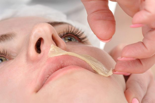 Antes da depilação, não use nenhum creme, como os hidratantes. Eles podem atrapalhar a ação da cera, provocando menos aderência à pele e influindo na aplicação