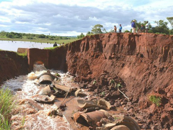 No assentamento Santa Rosa a drenagem uma represa se rompeu