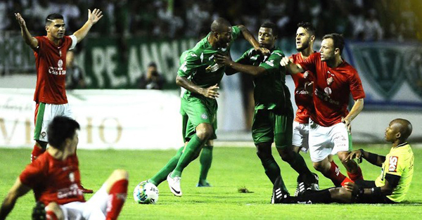 O zagueiro bugrino, inconformado com a expulsão, partiu para cima do juiz e o empurrou no chão