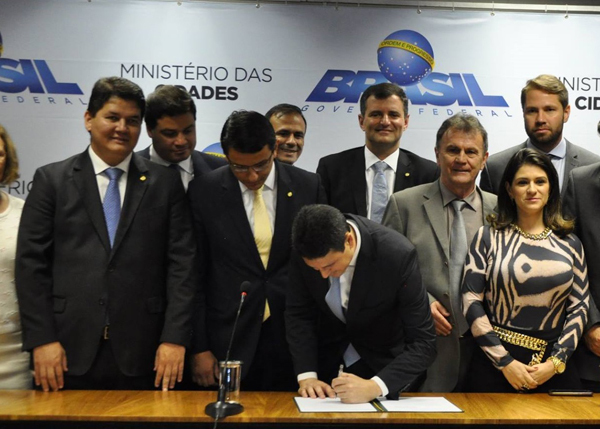 Na solenidade de assinatura, Araújo, apresentou aos representantes das pequenas construtoras as regras de transição do programa habitacional Minha Casa, Minha Vida (MCMV)
