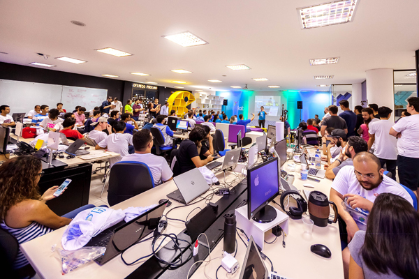 O Hackathon das Águas reuniu 73 participantes. Uma equipe de mentores especialistas de áreas como engenharia, meio ambiente, negócios, design e desenvolvimento dão orientação e suporte ao trabalho das equipes