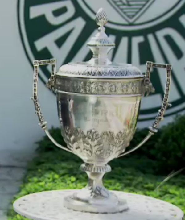 Taça da Copa Rio de 1951, conquistada pelo Palmeiras no Maracanã