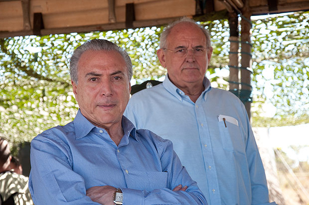 O então vice Michel Temer e Nelson Jobim, que chefiava a Defesa, em evento em Goiás em 2011