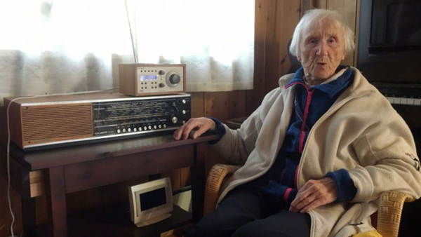 udith Haaland, de 98 anos, sentada ao lado do seu velho rádio, em Stavanger