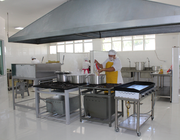 A cozinha, o refeitório e a câmara fria para armazenamento dos alimentos perecíveis foram totalmente reformados