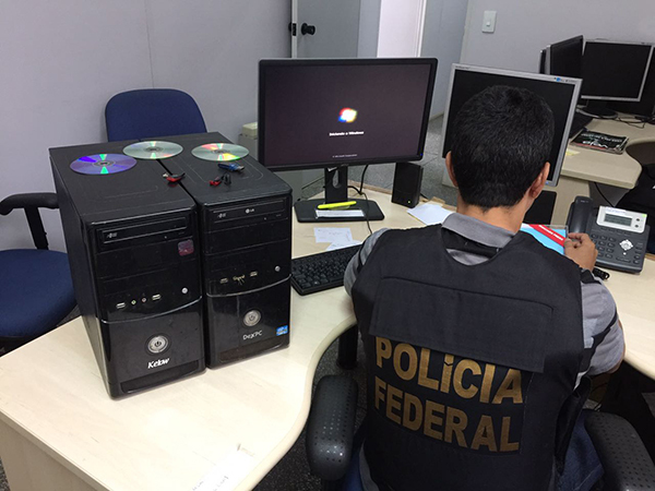 Policial federal faz vistoria em computador de homem preso por pedofilia