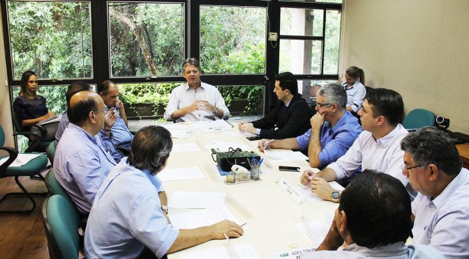 Secretário Jaime Verruck durante reunião do FCO
