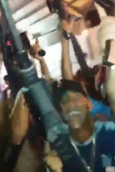 Em um perfil no Twitter ( @CasodePolicia ), dedicado a divulgar o baile que começou na noite de domingo, são exibidas várias fotos do evento.