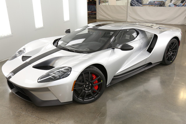 Desenvolvida para aprimorar ainda mais o design aerodinâmico do supercarro, a nova versão de competição tem tampa do motor em acrílico especial e componentes de fibra de carbono para reduzir o peso na parte superior do carro
