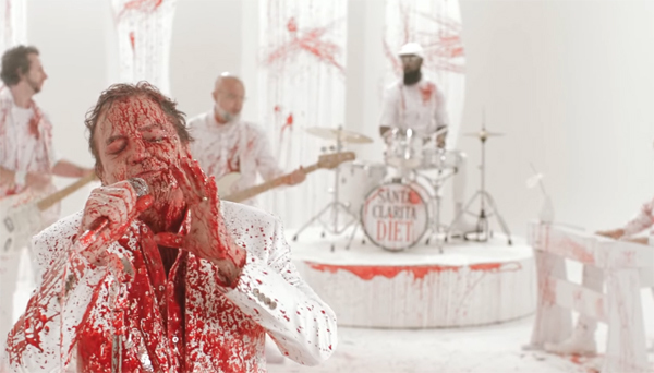 A Netflix Brasil realizou um clipe exclusivo com o cantor Fábio Jr. para promover a série original de comédia Santa Clarita Diet