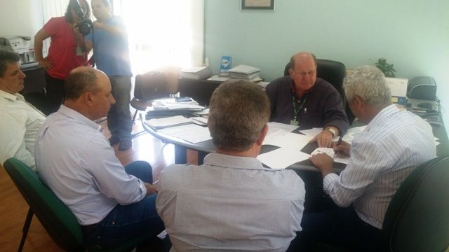 Prefeito Mário Valério, Enelvo Felini e autoridades durante assinatura do convênio, em Campo Grande