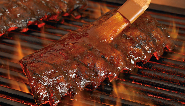 A preparação do prato não é algo simples, já que é preciso cuidado com o tempero e paciência para as horas que a carne deverá ficar assando na churrasqueira